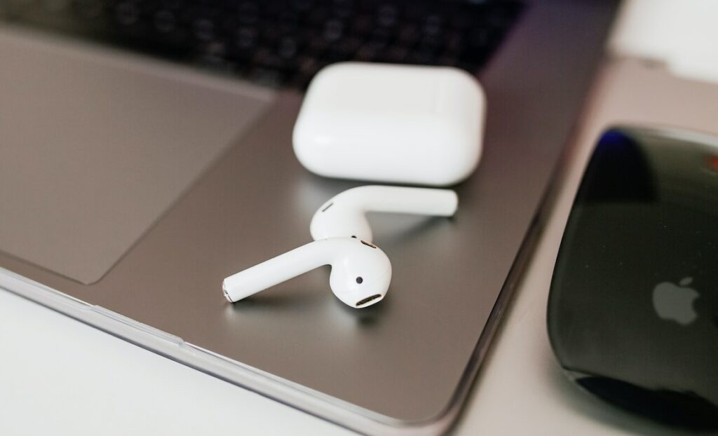 أكثر مشاكل AirPods شيوعًا وكيفية إصلاحها